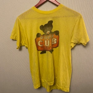 Söt tröja - Fin tröja jag köpte på loppis för ett par år sedan som kommer till för lite användning💔 Den är i använt skick, men tycker det bara tillför att trycket blir lite snyggt och slitet🌠