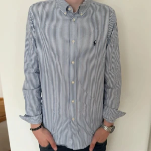 Ralph Lauren - Säljer denna riktigt feta Raffe skjortan i Storlek S. Fint skick, sparsamt använd. Kontakta mig vid frågor.