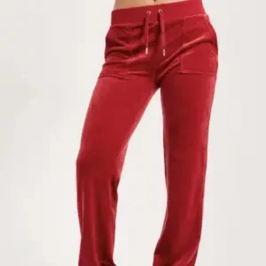 röda juicy couture byxor - Säljer ett par snygga röda juicy couture byxor. använder ej dom längre där av säljer jag dom. finns inga fläckar osv. fråga för egna bilder. 💓
