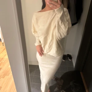 Stickat set  - Från Gina och är oanvänd. Säljer båda delarna tillsammans för 200kr. Det är en slits på baksidan av kjolen. Båda delarna är i storlek S