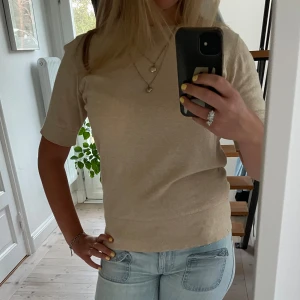 kortärmad tröja - Säljer denna jättefina tröjan med korta ärmar i fint skick. Står ingen storlek men skulle säga att den sitter som en s💕 skriv om du har några frågor💕