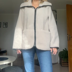 Arket Jacka  - Sååå fin jacka från Arket som tyvärr är i en storlek för stor. Jag undrar främst om någon har samma jacka i storlek S och vill byta den mot denna i M. Kan även sälja den för ett bra pris! Jackan är bara använd några få gånger och är i nyskick🩷🩷