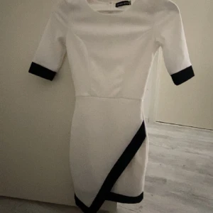 Klänning  - Elegant klänning som är helt oanvänd😇