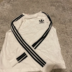 Tröja - Långarmad vit adidas tröja alldrig anväd  Passar xs-s