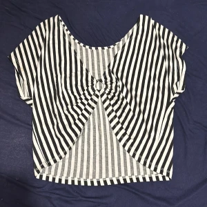 Randig topp - Bra skick förutom att jag inte har nån aning om vart den är ifrån, lappen är bortklippt