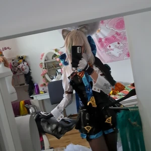 Lynette cosplay - Säljer min lynette cosplay eftersom jag inte tycker om hur jag såg ut i den, haft på närcon i typ 4 timmar, jätte fin! Peruken är crimpad och lite stylad, tightsen är sönder och följer därför inte med.