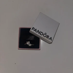 Pandora ring - Säljer ringen då jag ej vill ha kvar den längre. Köpt för 999kr Pris går att diskutera😁