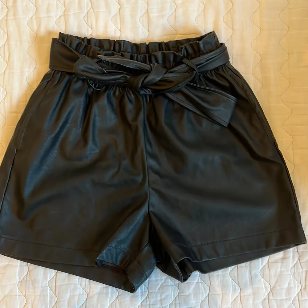  Brun shorts kjol med läder/ svarta shorts med läder och ett bälte till. Shorts.