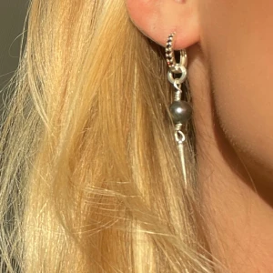 Silver spikeörhänge - L8hasselblad örhänge i 925 silver med äkta pärla, nypris 950kr