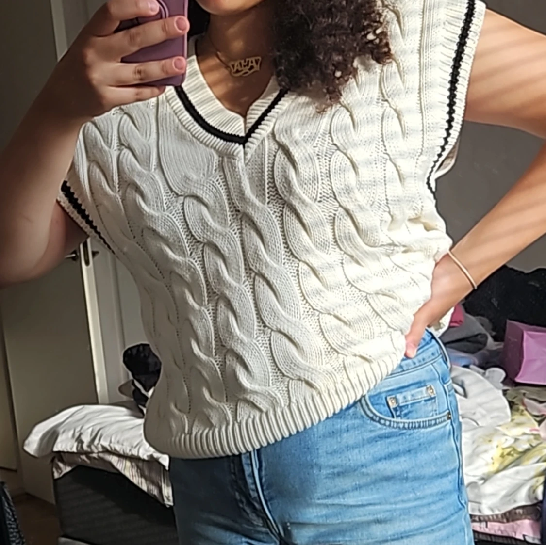 En jättefin väst från ginatricot. Passar bra med jeans eller kostymbyxor. Säljer pga ej används