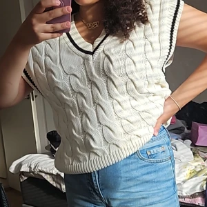 En jättefin väst från ginatricot. Passar bra med jeans eller kostymbyxor. Säljer pga ej används - Stlk M, endast använd fåtal gånger. I NYTT SKICK