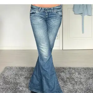 Jättefina lågmidjade bootcut jeans som jag köpt här på Plick men säljer vidare då de var för små❤️ Bild från förra säljare då de är för små på mig (skriv för egna bilder) Midjemått rakt över 37 cm Innerbenslägd 79 cm