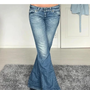 Lågmidjade jeans - Jättefina lågmidjade bootcut jeans som jag köpt här på Plick men säljer vidare då de var för små❤️ Bild från förra säljare då de är för små på mig (skriv för egna bilder) Midjemått rakt över 37 cm Innerbenslägd 79 cm