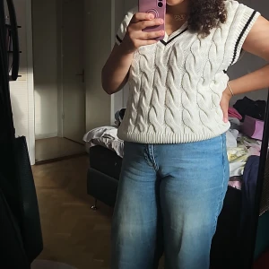 Jättefin väst från ginatricot, säljs pga används inte längre. Endast använd 2 gg (nyskick) - Stlk M men passar bra på S och L