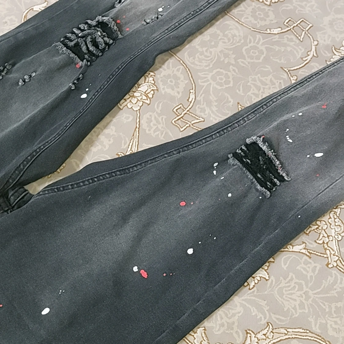 Svarta jeans med slitningar och färgstänk - 90