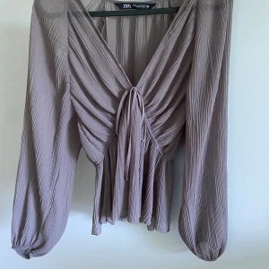 Blus Zara - Superfin blus från zara Endast använd några få gånger så i perfekt skick!💕 Storlek Xs men passar även en mindre S.