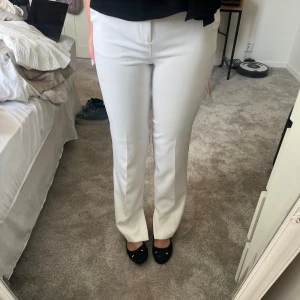 Vita kostymbyxor  - Jättefina vita kostymbyxor!  Säljer då jag inte får användning av dom! Aldrig använda med prislapp kvar!💗