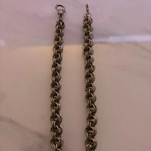 Hemagjorda länkar - Två stycken hemmagjorda länkar i färgen silver som är tjocka och unika. Har tillverkat de själva vilket gör dom unika. 