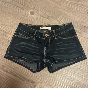Lågmidjade Shorts - Säljer ett par lågmidjade shorts från Levi’s då dom är för små och inte kommer till användning. Använda cirka 5 gånger och är som nya💕💕 Du står för frakten! Pris kan diskuteras
