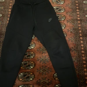 Nike tech byxor  - Fina Nike tech byxor Använda  Bra skick