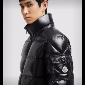 Herr Moncler Maya - Jackan är äkta och fint skick, finns även qrkod då man kommer direkt in på monclers hemsida.  Skriv privat för bilder  och kvitto 0708151744