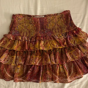 Zara kjol - Jätttte fin kjol från zara, som är såå eftertraktad🤩🤩