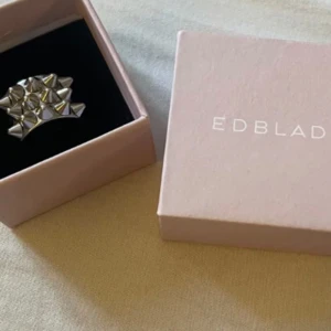 Edblad ring silver  - Hej säljer denna Edblad ringen för jag använder inte den så mycket längre men den är i nyskick Kontakta mig för fler frågor!💗