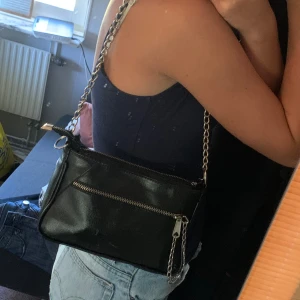 Handväska  - Svart vintage handväska med kedja! Köpt second hand💕skriv om du är intresserad