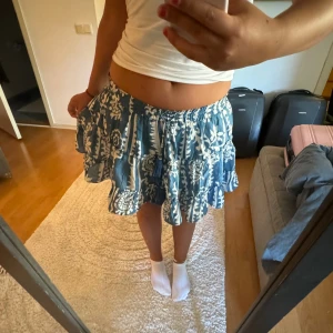 Volangkjol - Säljer min jätte gulliga volangkjol från zara! Använd en del men är fortfarande väldigt bra kvalitet! St M men passar mindre också då man kan dra åt med snören. Säljer då den inte kommer till användning. Hör av er!🤗