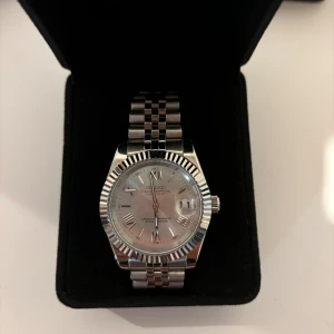 Seiko Mod - Hej! Säljer nu en riktigt fin klocka inför hösten! Seiko mod tillverkad med seikos egna urverk NH35, alltså rejäla grejer😄  Följer med Klocklåda för att kunna förvara eller ”displaya” snyggt.