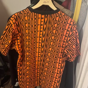 No problems tröja  - Använd fåtal gånger, dock inte blivit använd på ett år. Sjysst fit och blir najs silhuette när den är instoppad :)