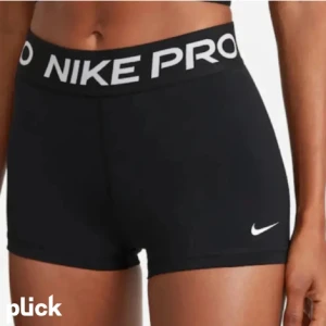 Nikepro shorts - Säljer dessa då de inte kommer till användning. Tror att det är barnstorlek XL men passar ungefär XS. Skriv för fler bilder eller frågor💕