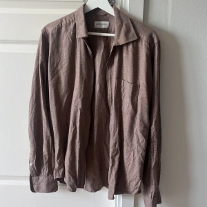 John Henric tröja - Tja! Säljer min john henric tröja som är i väldigt bra skick och inte använd speciellt mycket! Är 187 och den passar mig bra! Tveka inte på att höra av er vid funderingar kring den!