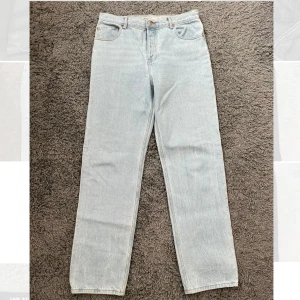 Straight jeans  - Jeans med raka ben, nappt använda då de är förstora. Enda effekterna är att de blivit veck nertill för att jag vikt upp dom, men de går att stryka eller tvätta. Storlek 32/32🫶🏼