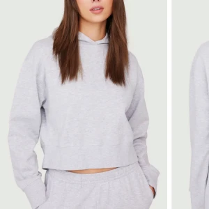 Grå croppad hoodie - Säljer en supermysig grå croppad hoodie. Använd ett fåtal gånger! 