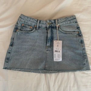 Blå jeanskjol från Gina Tricot - Säljer denna blåa jeanskjol från Gina tricot! Helt oanvänd, prislapp kvar💕Ordinare pris: 349kr mitt pris: 225kr