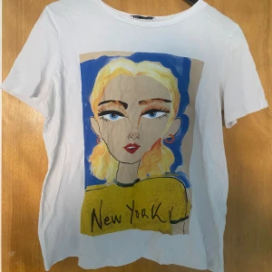 tshirt med tryck - jättecool tshirt med tryck❤️‍🔥❤️‍🔥🙌🏼🔥😍 säljs då den inte kommer till använding! Ingen defekt men visar små tecken på användning😇 (Liten i storleken)