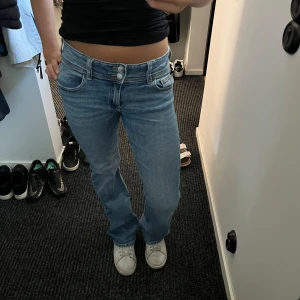 Blå jeans med låg midja - Säljer ett par snygga blå jeans med låg midja. De är i bra skick och har unika bakfickor, säljer pågrund av att de inte kommer till användning, köptes för 350kr och är i storlek 164💗