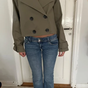 Lågmidjade jeans! - Midjan tvärs över: 38cm, innerbenslängden: 75cm. Dom är i hyfsat bra skick! Dom är använda några gånger men dom har inget hål eller skador! 