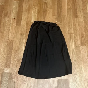 Svart kjol i materialet polyester - Knappt använd, som ny.