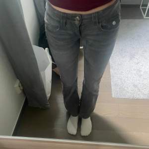 Lågmidjade jeans köpta på gina tricot. Skriv för fler bilder eller frågor💕