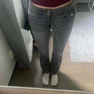 Lågmidjade jeans  - Lågmidjade jeans köpta på gina tricot. Skriv för fler bilder eller frågor💕