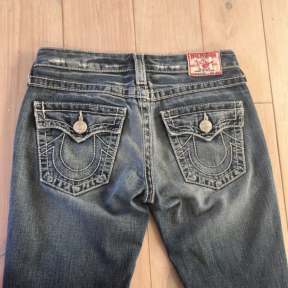 Säljer dessa jeans eftersom de var för stora för mig. Köpte de här på Plick men de är i bra skick. De är bootcut.. Jeans & Byxor.