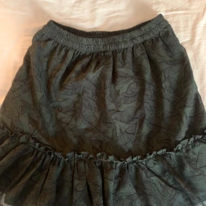 Mörkgrön volangkjol - Mörkgrön volangkjol, med underkjol köpt för 299kr. Säljer eftersom den inte kommer till användning 