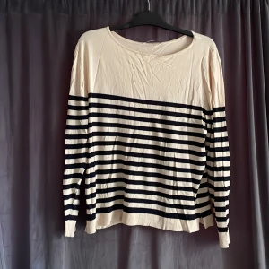 Randig tröja - Jätte skön tröja från zara som inte används längre😇