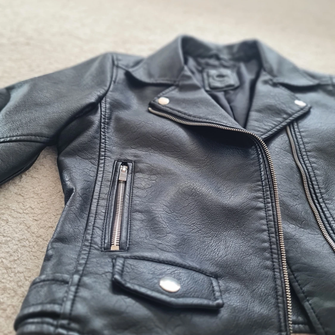 Svart skinnjacka med dragkedja och bältesdetaljer - 90