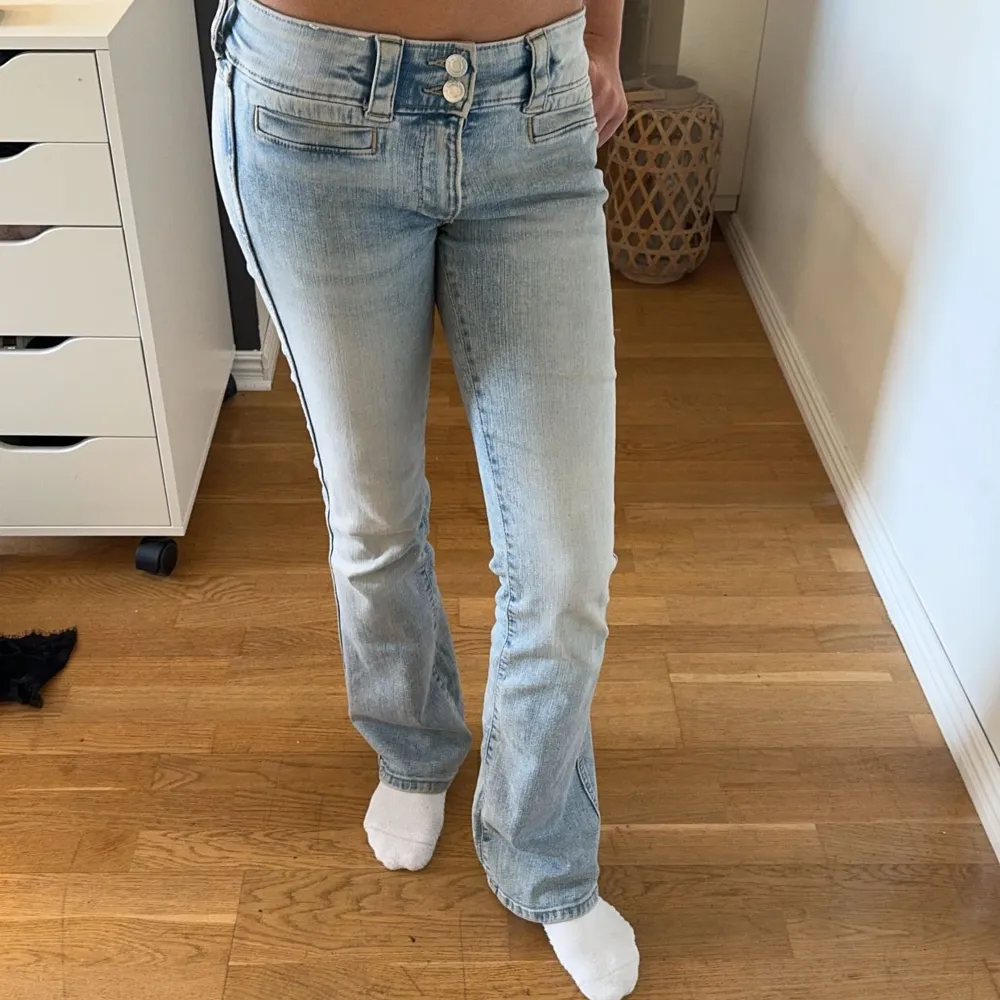 Säljer mina jätte snygga lågmidjade bootcut jeans från hm i st 164. Som referens brukar jag ha 32/34 i jeans och dom passar mig perfekt. Midjemåttet 35/36 cm rakt över och innebens längd ca 78 cm!❤️‍🔥. Jeans & Byxor.