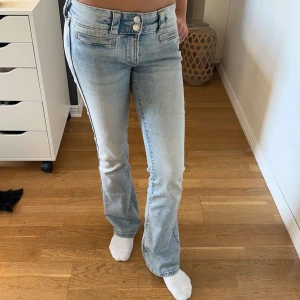 Lågmidjade bootcut jenas - Säljer mina jätte snygga lågmidjade bootcut jeans från hm i st 164. Som referens brukar jag ha 32/34 i jeans och dom passar mig perfekt. Midjemåttet 35/36 cm rakt över och innebens längd ca 78 cm!❤️‍🔥