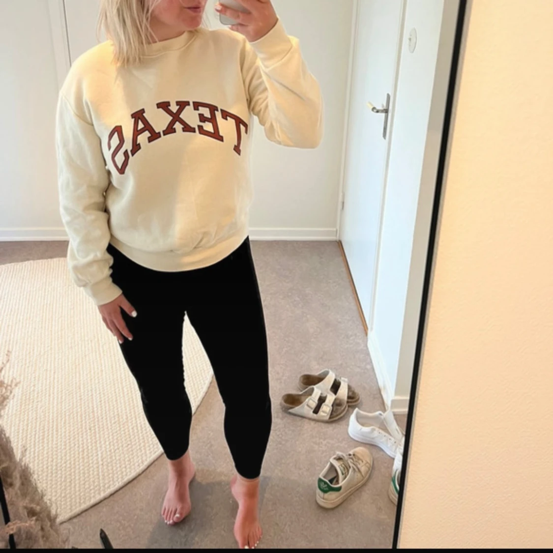 Beige sweatshirt med texten 'TEXAS'