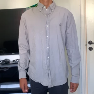 Ralph Lauren Button down - Size: M slim fit säljes för bara 400kr skriv om ni vill köpa och kolla gärn mer i våran profil så kanske ni hittar fler grejer ni vill köpa.